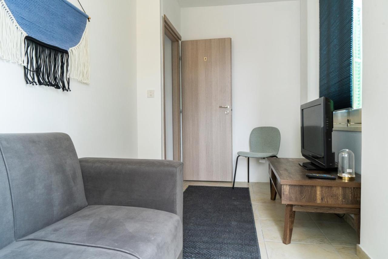 Private Room In Shared Flat Никосия Экстерьер фото