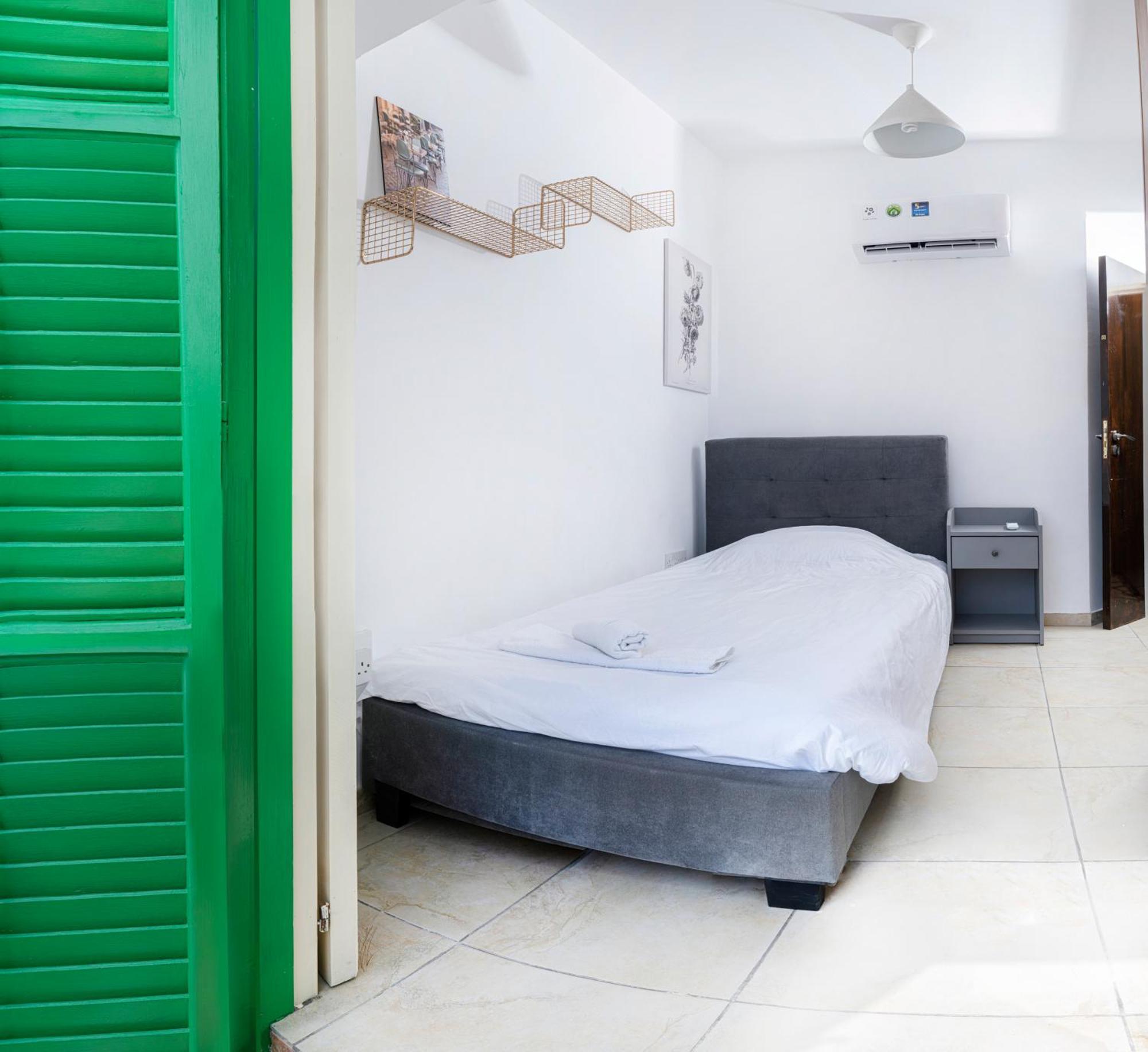 Private Room In Shared Flat Никосия Экстерьер фото